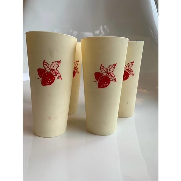 Vintage 80’s Nasco Strawberry Plastic Tumblers Cups Red Cream Set Of 4 - Picture 4 of 7